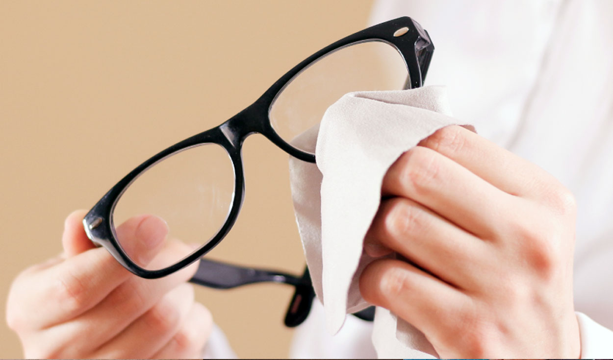 Trucos caseros de limpieza: cómo limpiar los lentes con