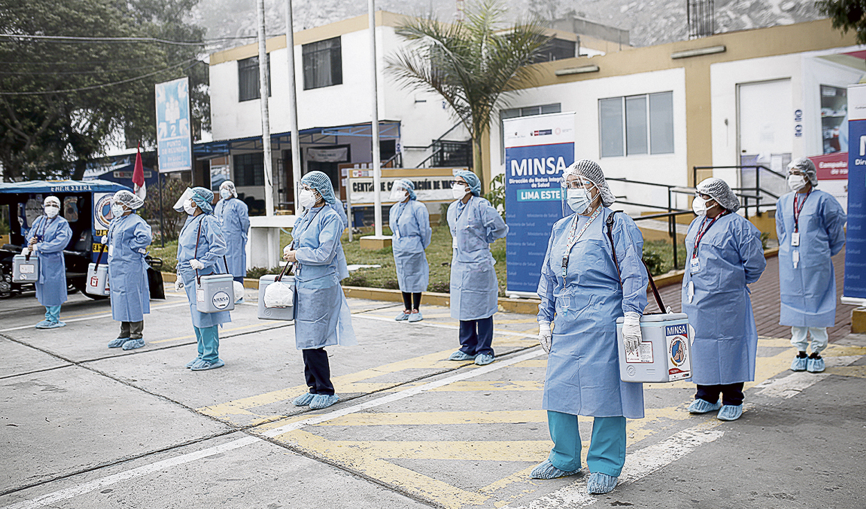 Siguen en la lucha. Enfermeras y trabajadores administrativos continúan vacunando y atendiendo a la población en el país. Foto: Antonio Melgarejo/ La República