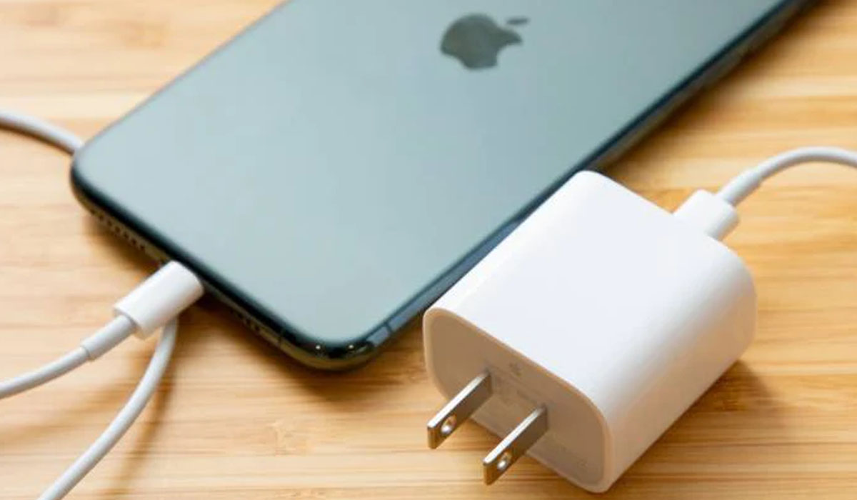 Apple deja de incluir en la caja de los iPhone el adaptador para