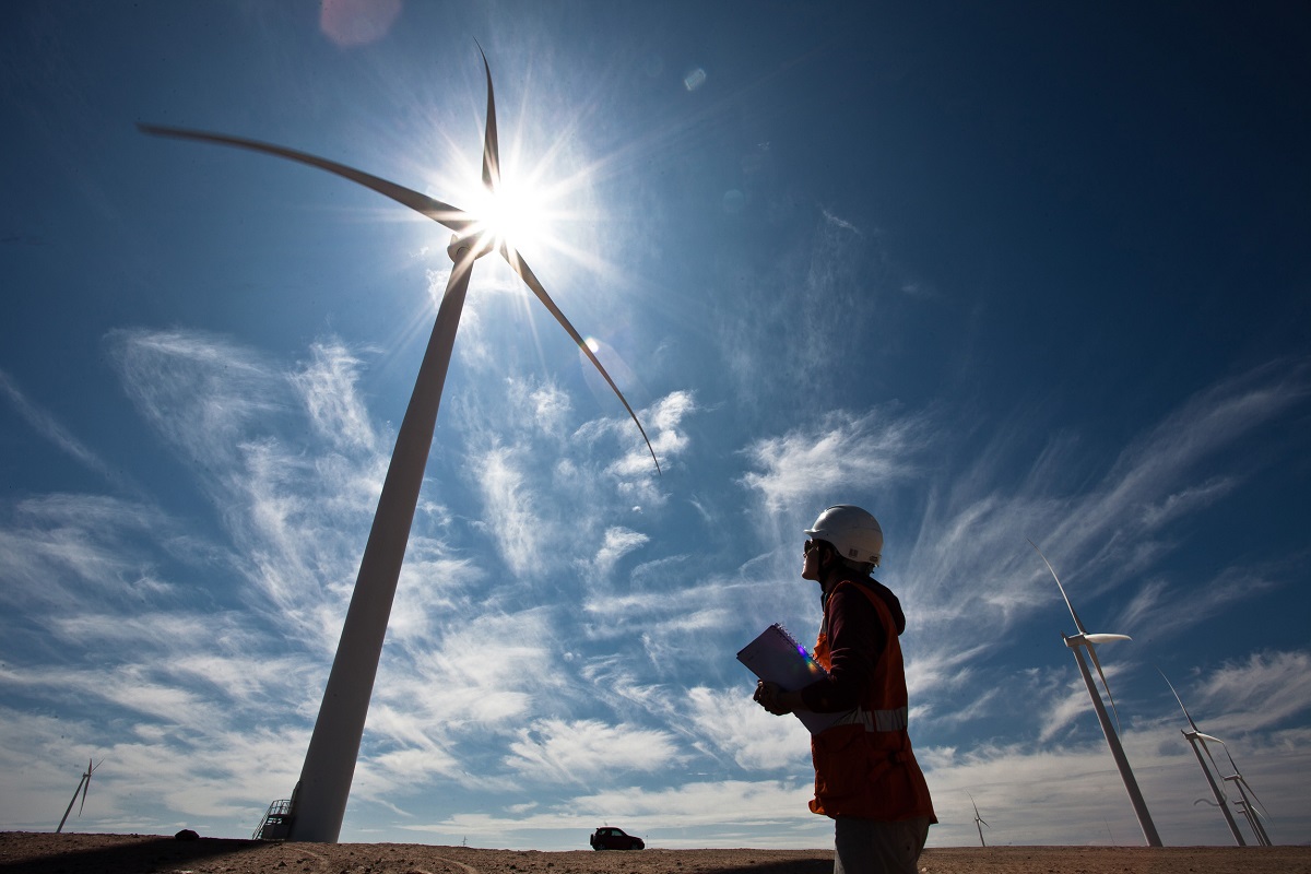 
                                 Controversia por norma que encarecería energías renovables en el Perú 
                            