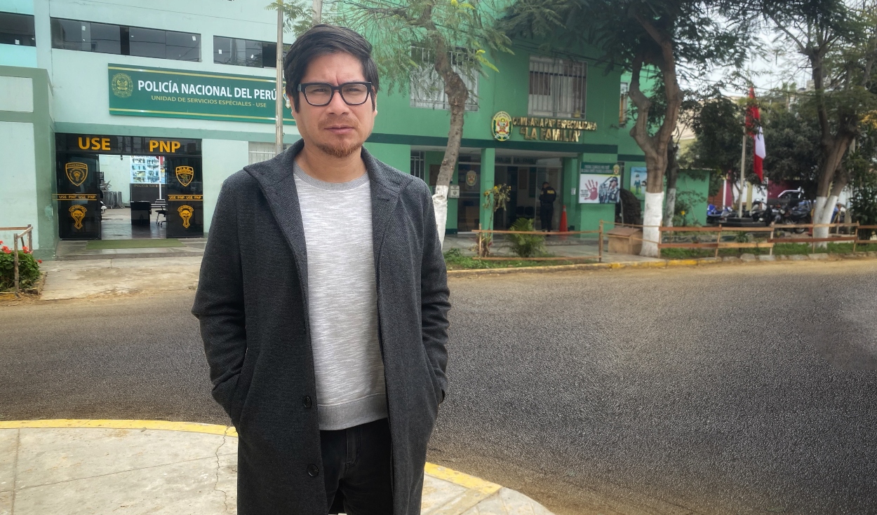 Narrador. Omar Aliaga frente a la Comisaría de la Familia en Trujillo. Foto: cortesía.