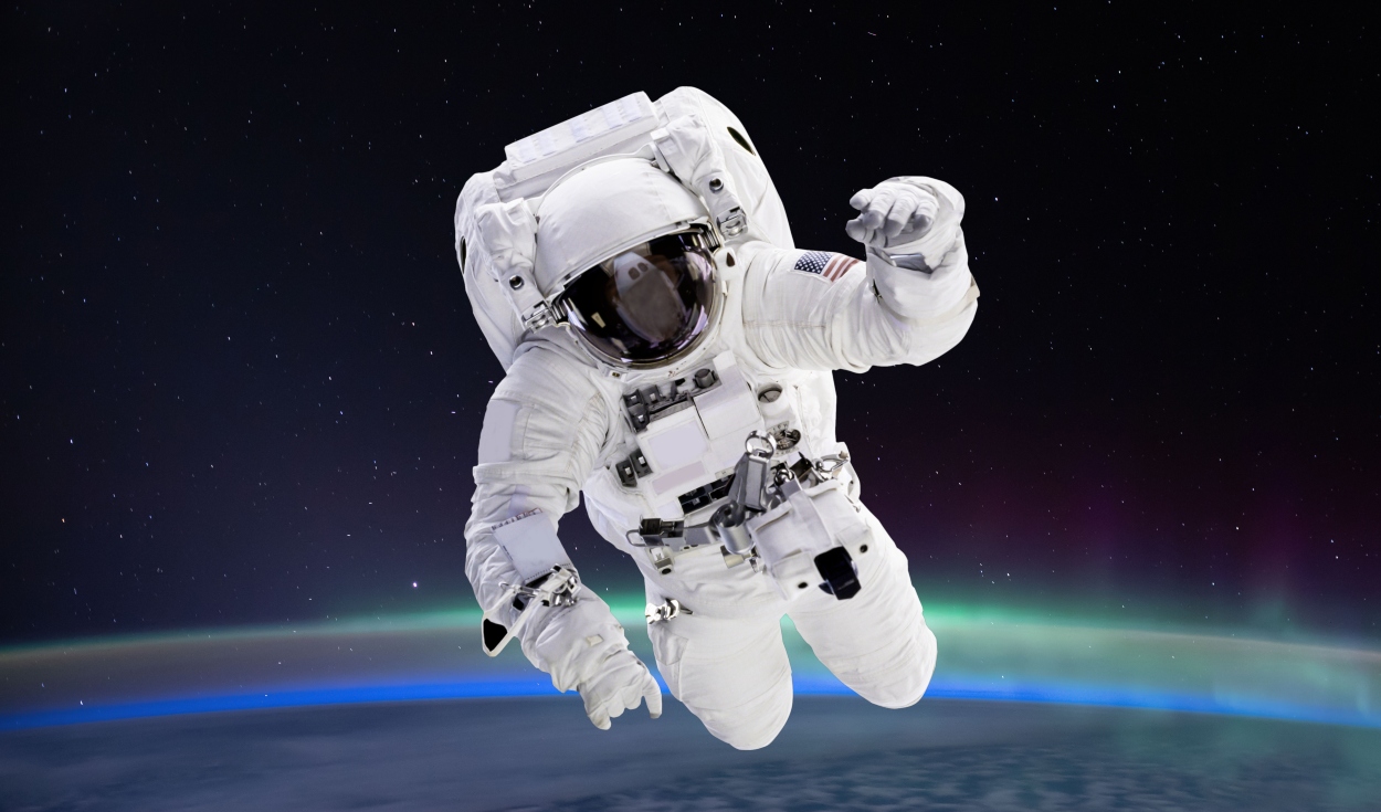 ¿Te has preguntado qué pasaría si un astronauta se quitara su traje en el espacio y qué es lo que pasaría primero con su cuerpo? En esta nota te lo contamos. Foto: Adobe Stock