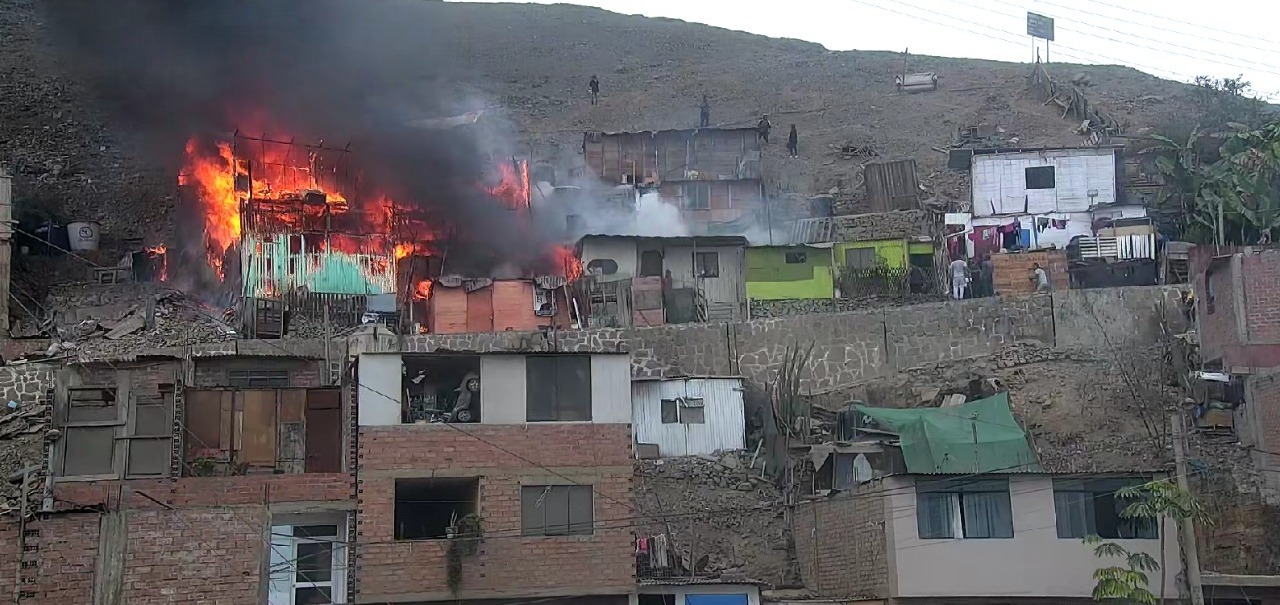 Un incendio se reportó en el distrito Los Olivos este jueves 6 de octubre. Foto: URPI/LR-Norte