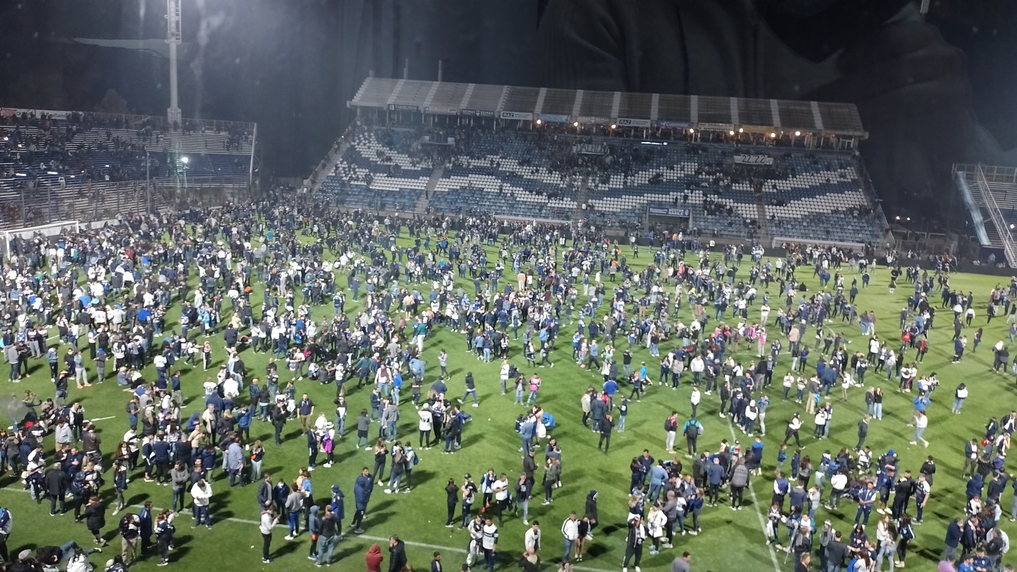 Gas lacrimógeno generó caos en las gradas del estadio de Gimnasia La Plata. Foto: Twitter/ Nicolás Nardini