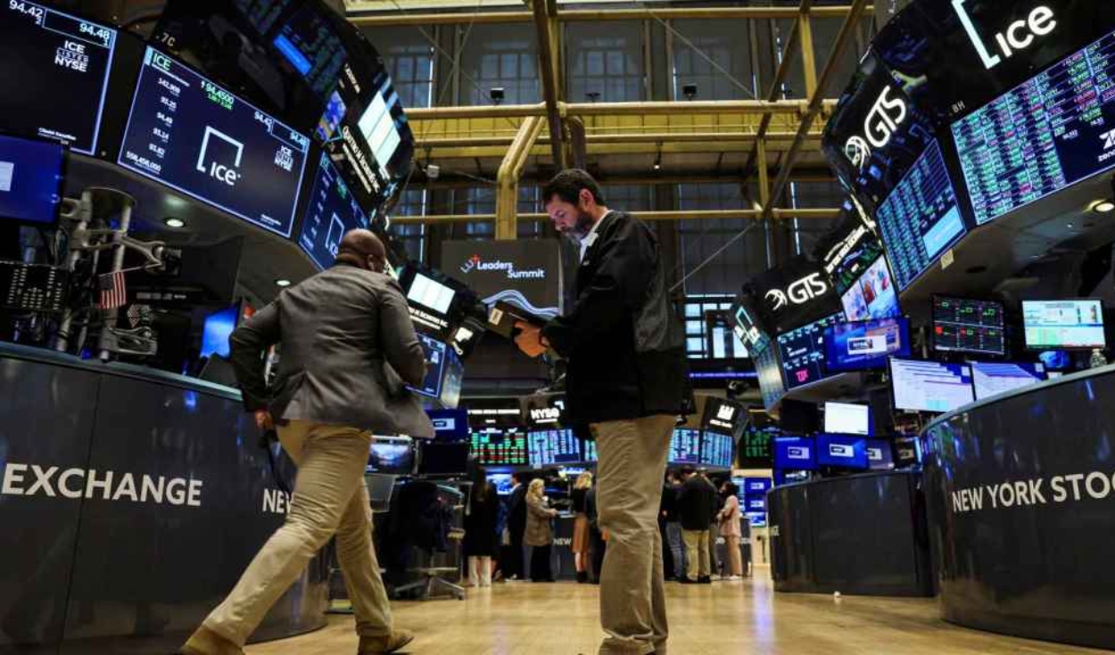 Stocks closed in red after learning that the Fed will continue raising interest rates