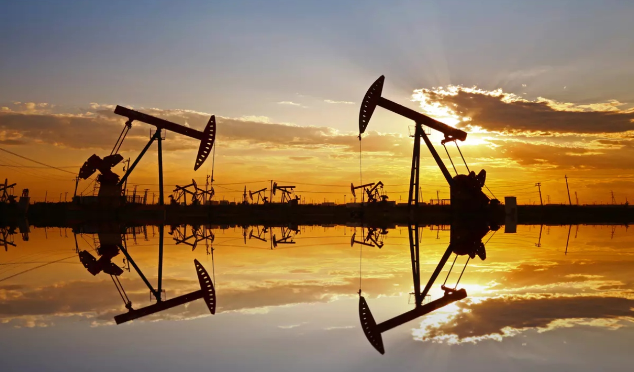Crude oil falls more than $1 on demand fears