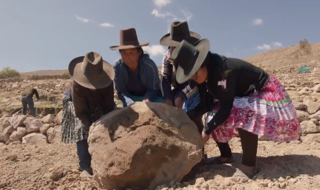 Mujeres de la comunidad de Ancocala, en la sierra de Tacna, desalojan piedras para cultivar sus andenes. Foto: Difusión.
