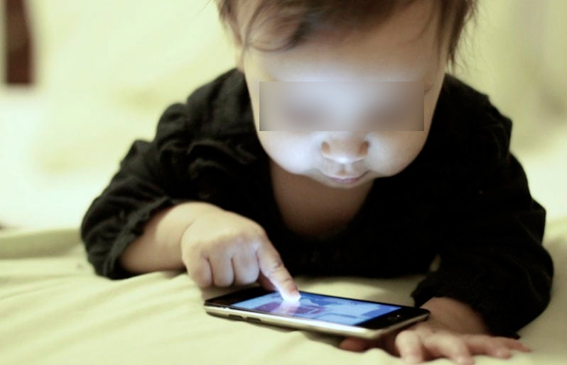 Menores ahora tienen celular desde muy pequeños. Foto: BBmundo