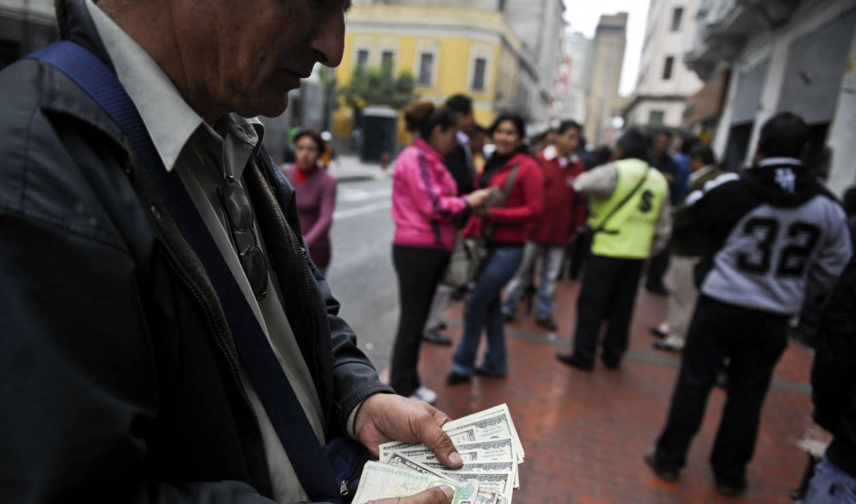 Precio del dólar hoy, miércoles 30 noviembre de 2022, en los bancos peruanos y el mercado paralelo.  Foto: AFP