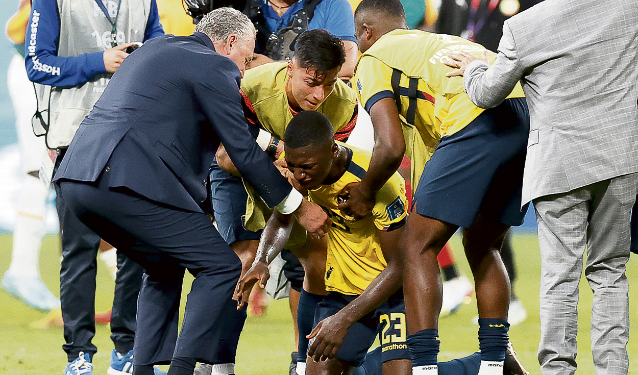 Desconsuelo. El DT Gustavo Alfaro consuela a Caicedo, quien terminó en el suelo luego de la derrota sufrida ante Senegal. Foto: difusión
