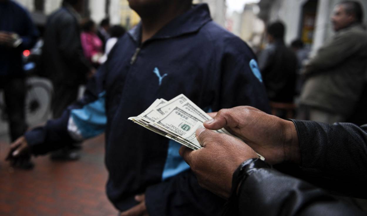 Precio del dólar hoy, jueves 1 de diciembre de 2022, en los bancos peruanos y el mercado paralelo. Foto: AFP