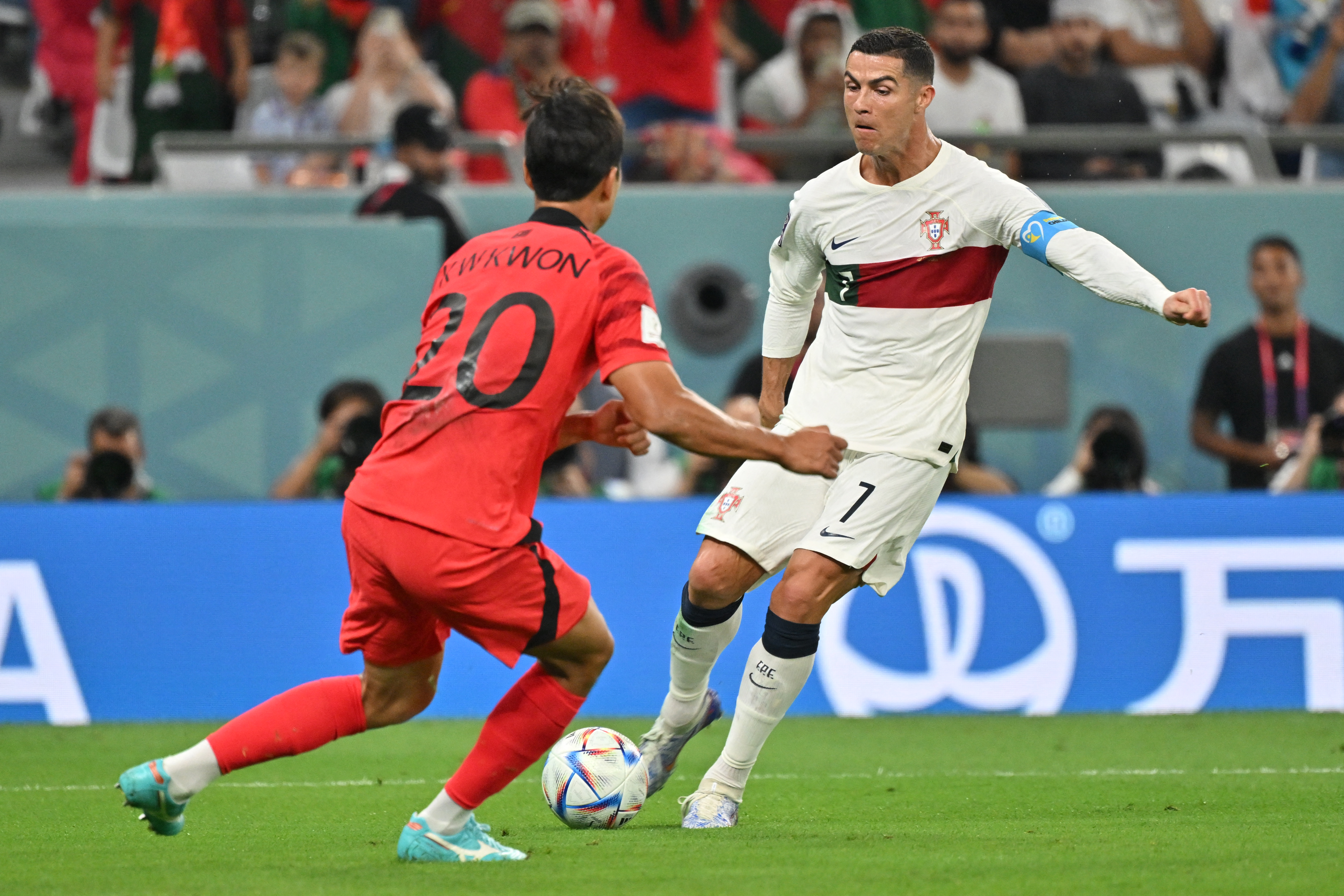 Cristiano Ronaldo intenta marcar su segundo gol en el presente mundial. Foto: AFP