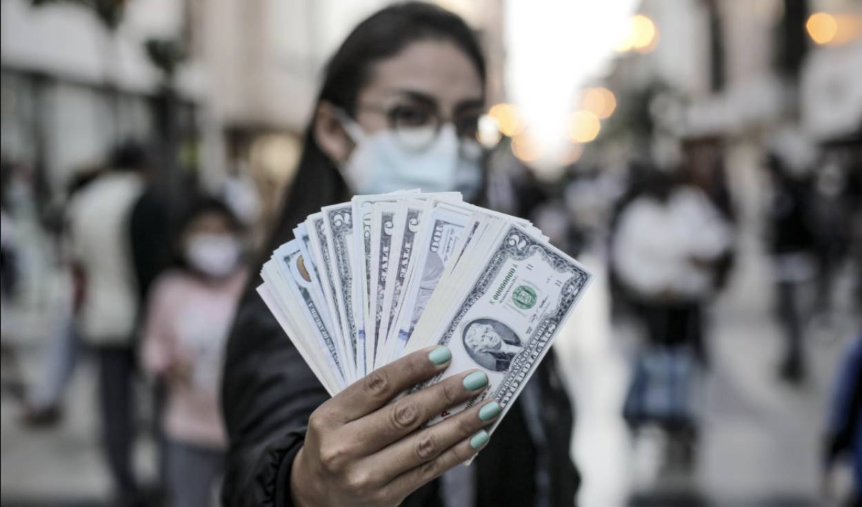 A cuánto está el precio del dólar hoy en Perú, lunes 5 de diciembre de 2022.