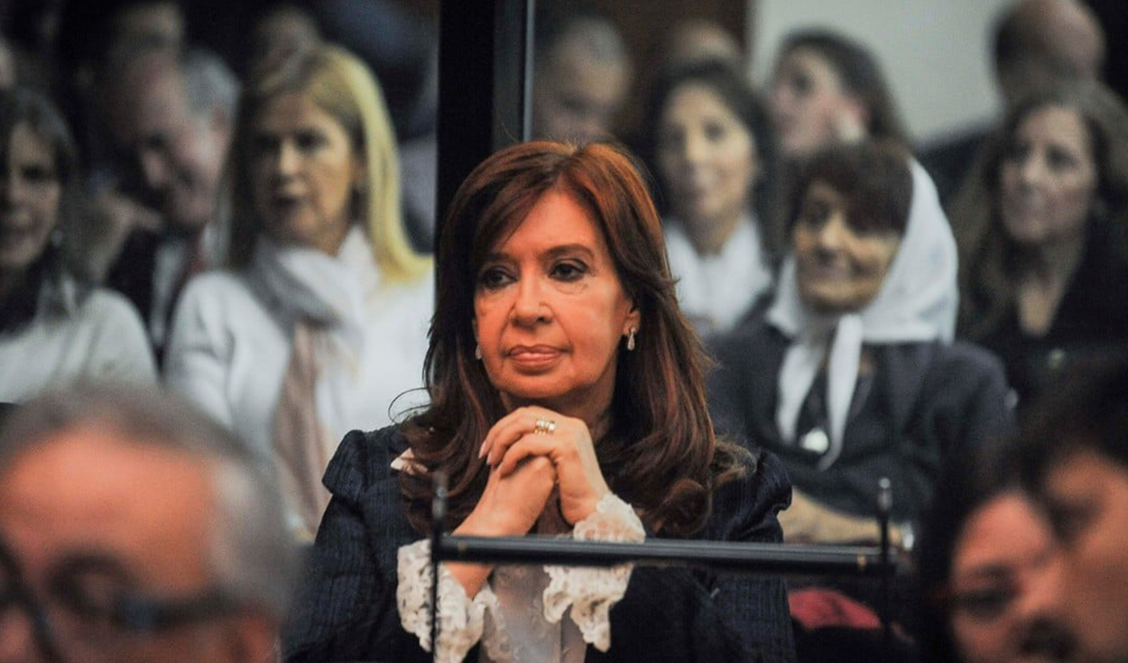 Cristina Fernández enfrenta una sentencia de 12 años de prisión y el pedido de ser inhabilitada políticamente de por vida. Foto: Clarín