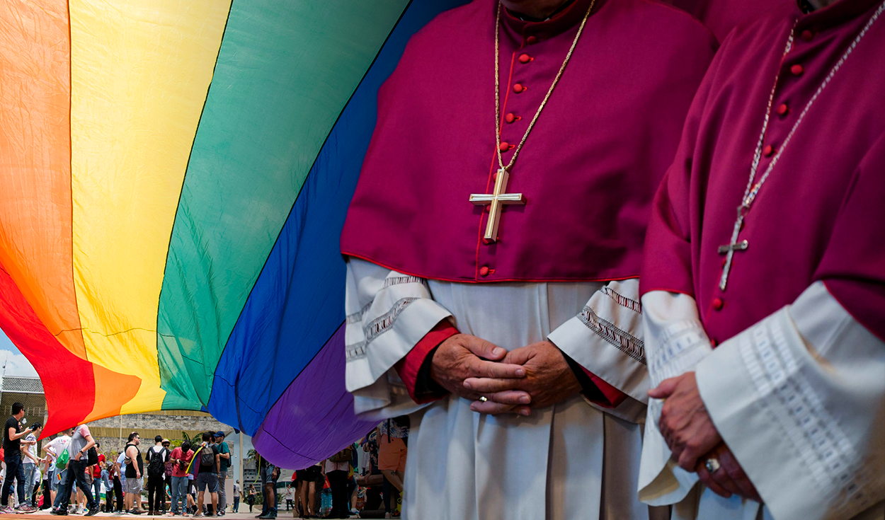 “Hay sacerdotes homófobos gay, que descargan fuera el conflicto que llevan dentro”, denuncian en una carta 50 curas. Foto: composición LR/AFP