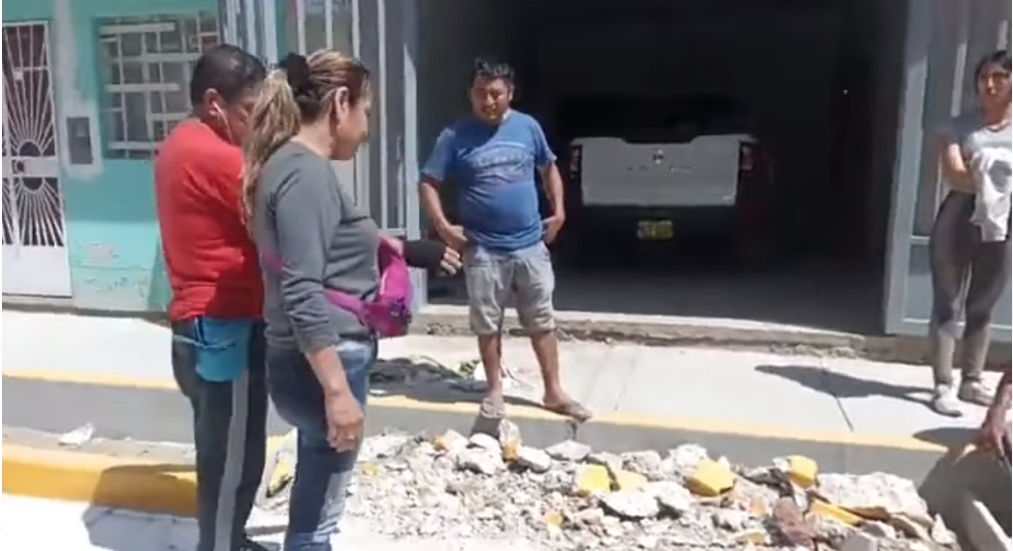 La comuna leonardina rechazó proceder de moradora por destruir parte de una obra nueva. Foto: captura vídeo/ Lambayeque Comunicaciones