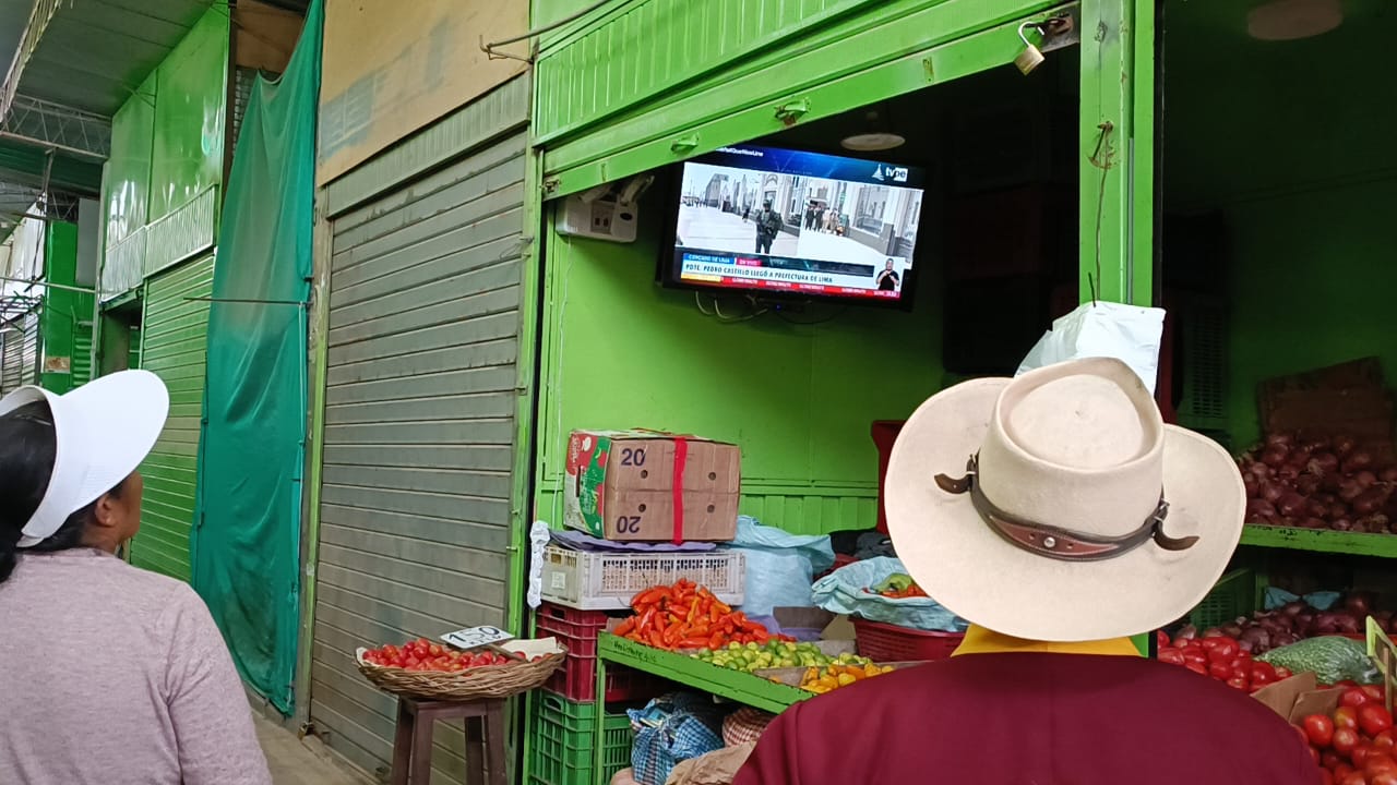 Tacna. Los comerciantes siguieron en vivo todas las incidencias en el Congreso. Foto Liz Ferrer URPI/LR