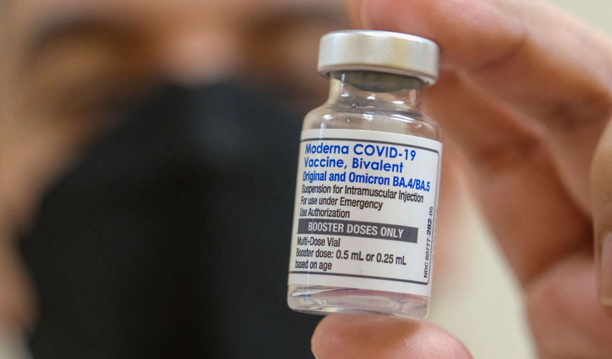Las vacunas ambivalentes contra la COVID-19 fueron diseñadas para combatir tanto el coronavirus SARS-CoV-2 original como a ómicron y sus múltiples variantes. Foto: AFP
