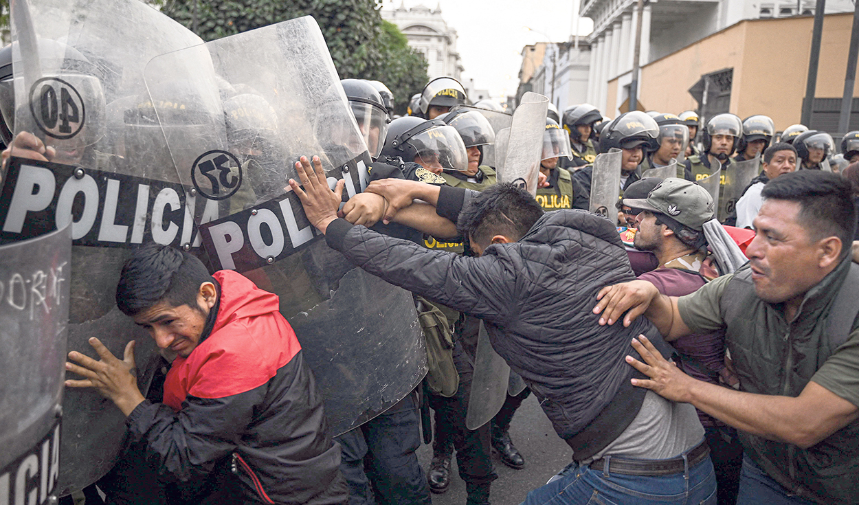 Represión. En Lima, la protesta en apoyo a Castillo fue duramente reprimida en la av. Abancay y luego en la plaza San Martín. Foto: Ernesto Benavides/La República
