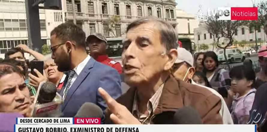 El exministro de Defensa llegó a la Fiscalía a declara. Foto: captura de TV Perú