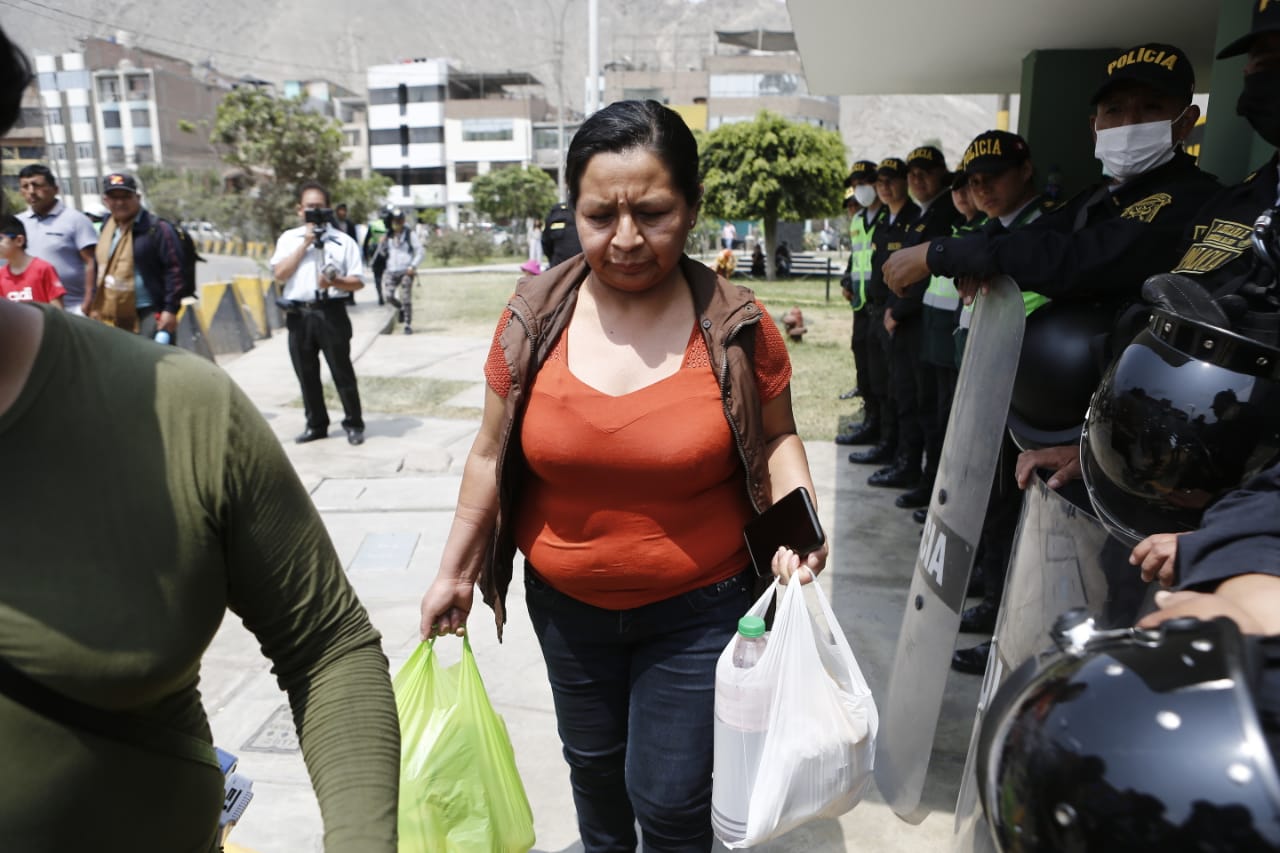 Maria Castillo, hermana de Pedro Castillo, ingresa a sede de la Diroes y le lleva el almuerzo. Fotos: Marco Cotrina