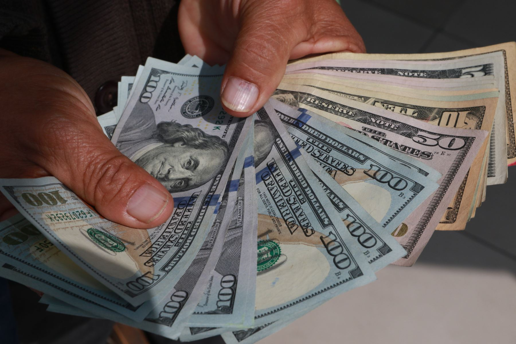 The price of the dollar closes higher and is trading at S/3.8940 this Tuesday, January 24