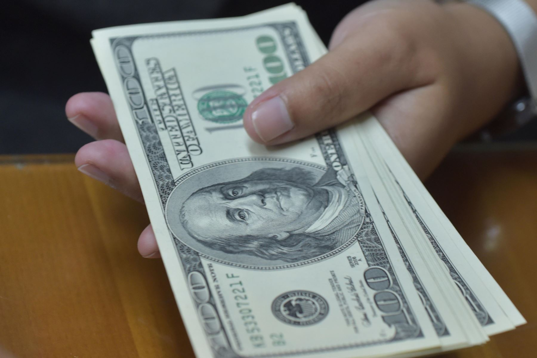 The price of the dollar opens upwards and is listed at S/3.8406 this Monday, January 30, 2023