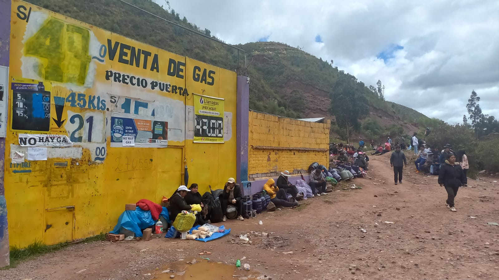 No domestic gas!  Citizens got up early to get bottled LPG in Cusco
