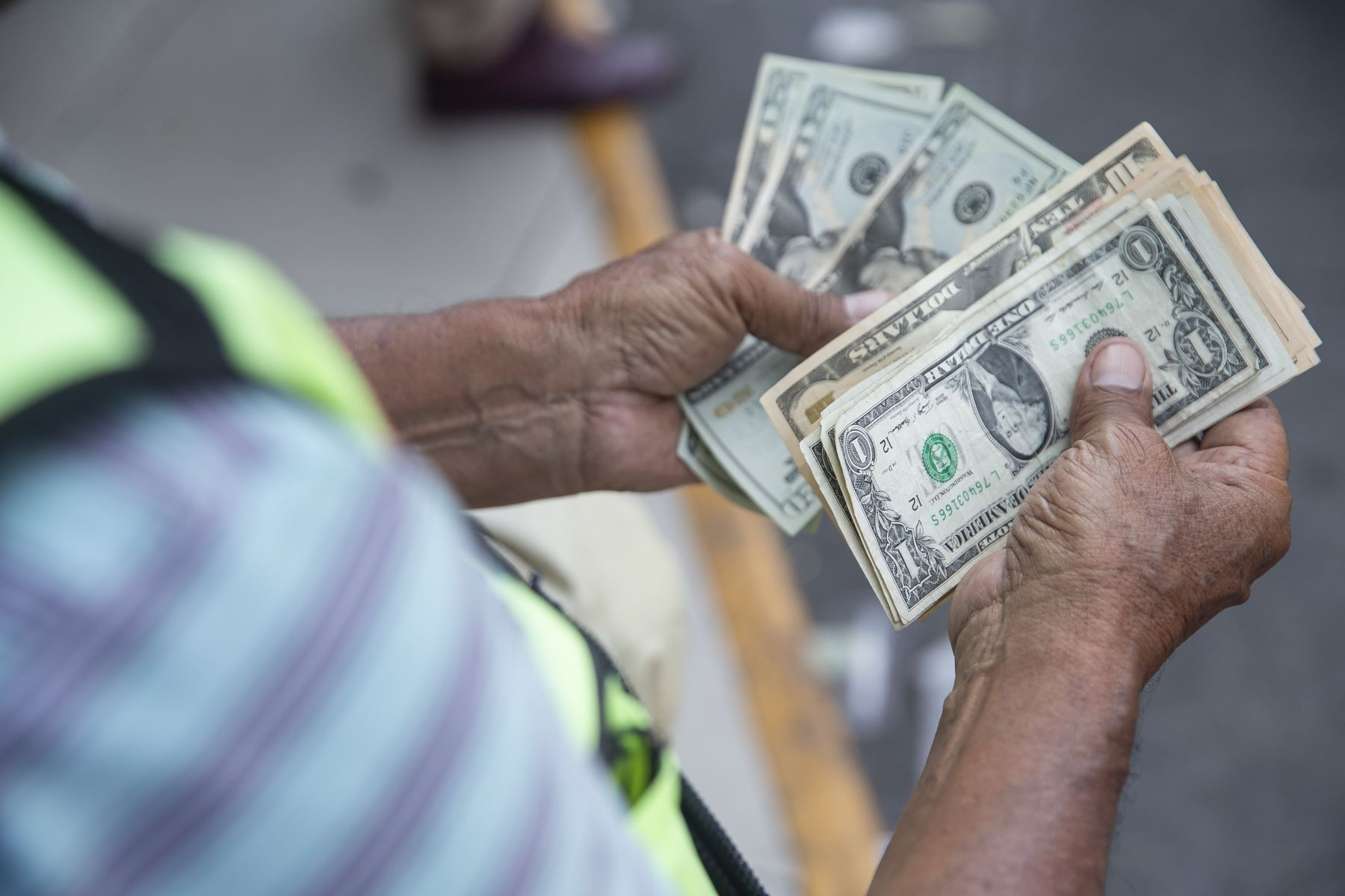 The price of the dollar closes higher and is trading at S/3.8530 this Wednesday, February 1