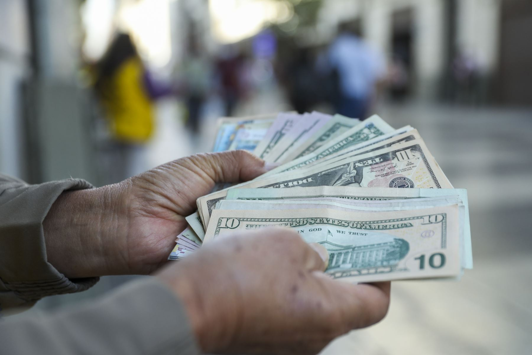 The price of the dollar closes higher and is trading at S/3.8390 this Friday, February 3