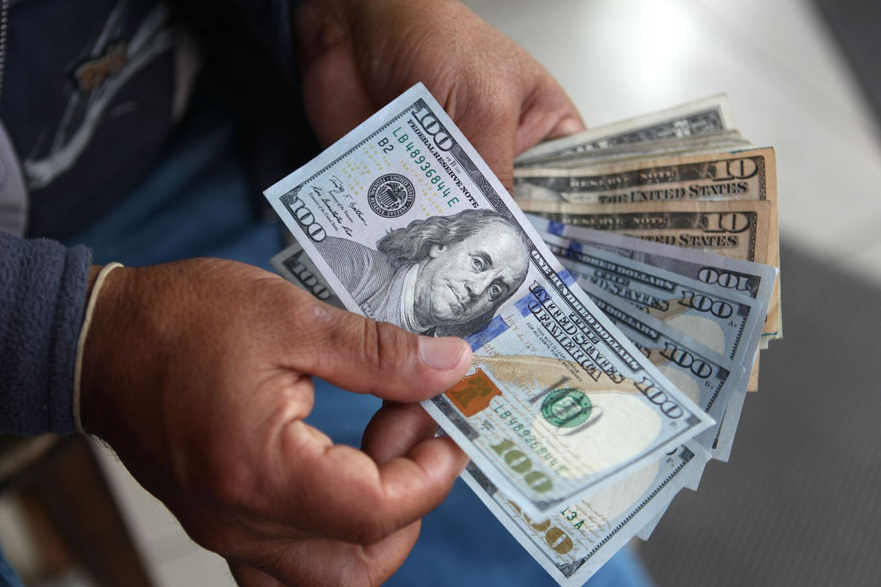 The price of the dollar opens upwards and is listed at S/3.8533 this Friday, February 17, 2023