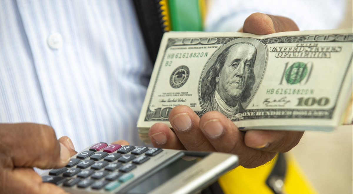 The price of the dollar opens with a slight decline and is listed at S/3.8297 this Wednesday, February 22