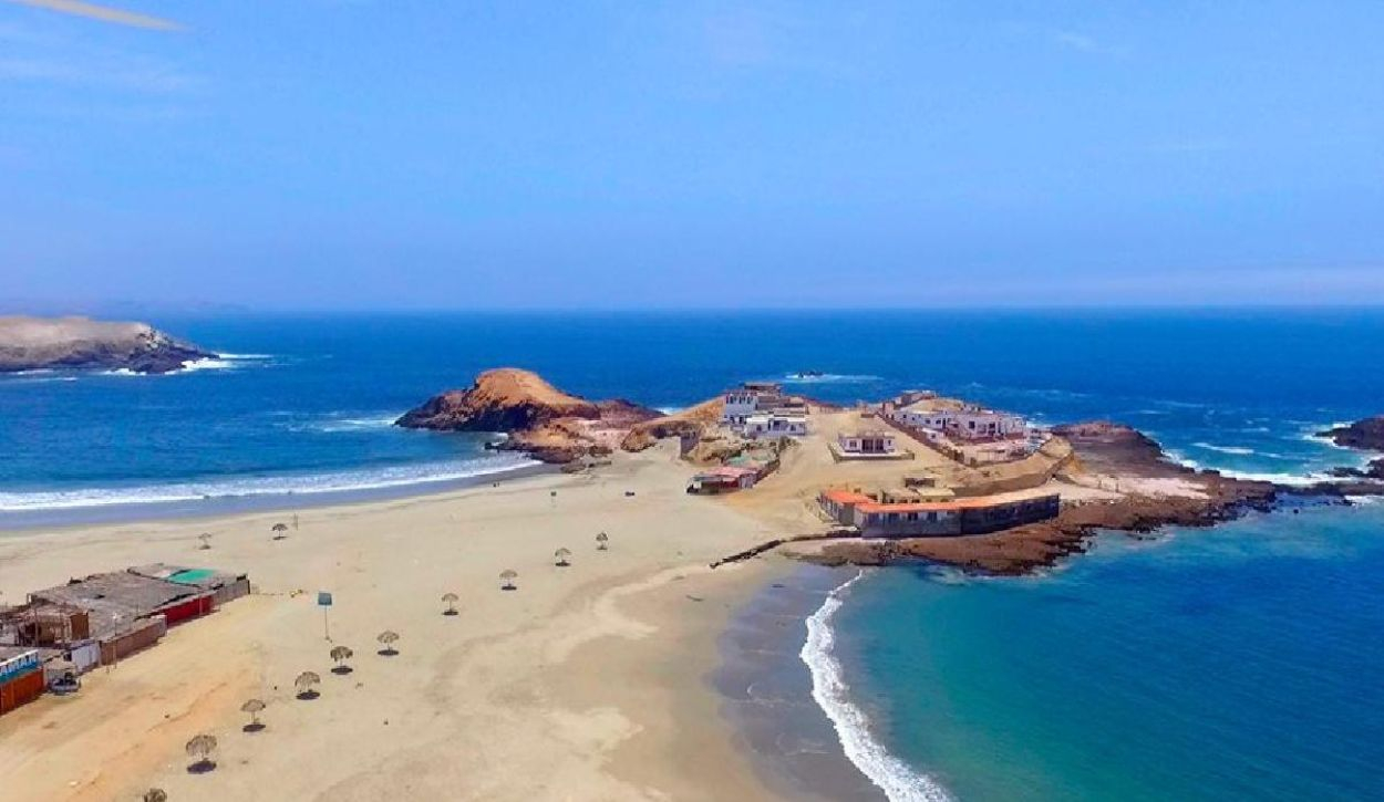 Arena blanca y agua caliente: cómo es la playa más bonita de Perú