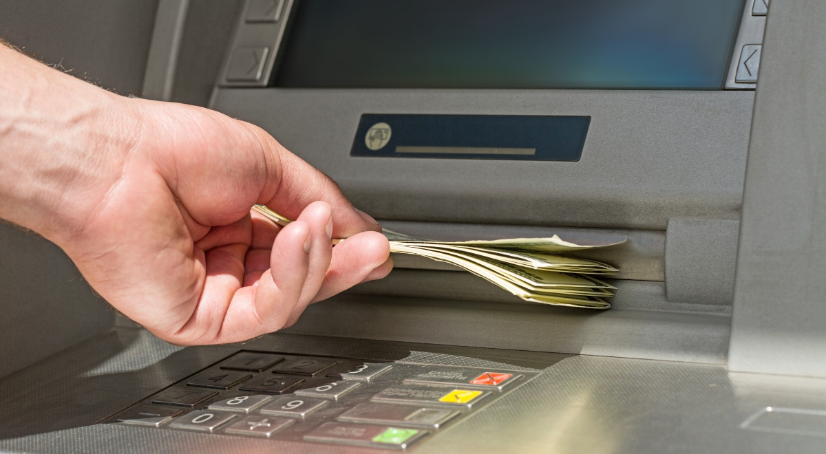 They seek to eliminate the commission for withdrawing money from windows and ATMs