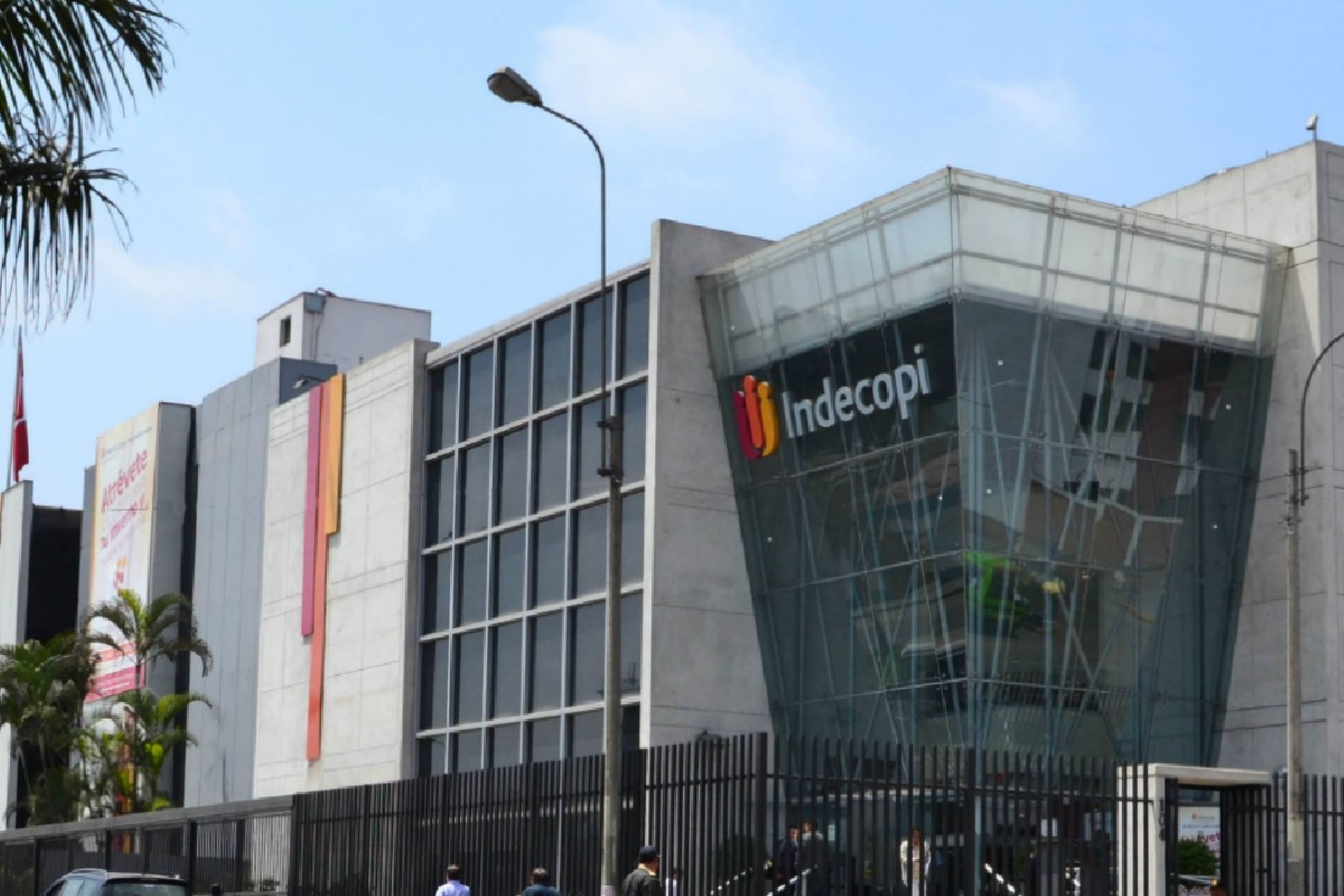 Government dismisses 2 members of the Indecopi Board of Directors