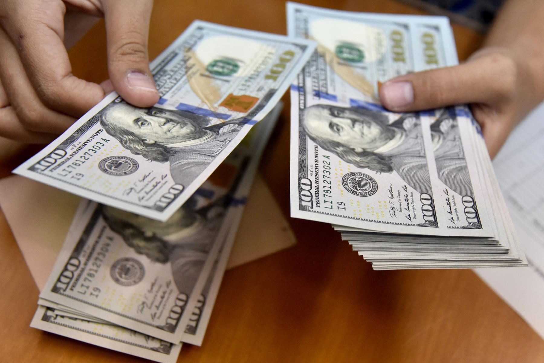 The price of the dollar opens downward and is listed at S/3.7980 this Thursday, March 16
