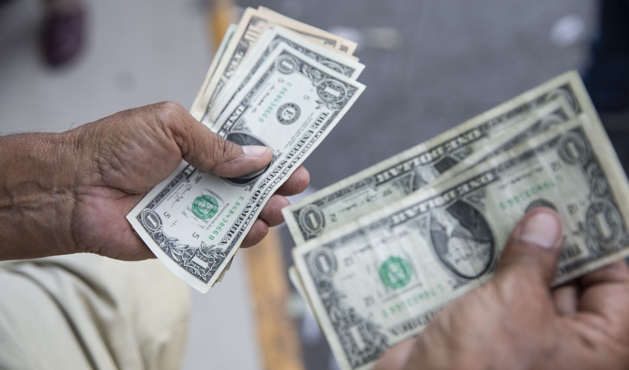 The price of the dollar starts with a slight rise and is listed at S/3.7900 this Friday, March 17