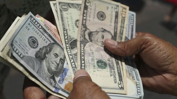 Dollar price closes downward and reaches S/3.7710 this Monday, March 27