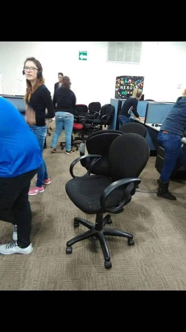 ¡Indignado!  Call center quita sillas a sus empleados por no haber tenido buenas ventas