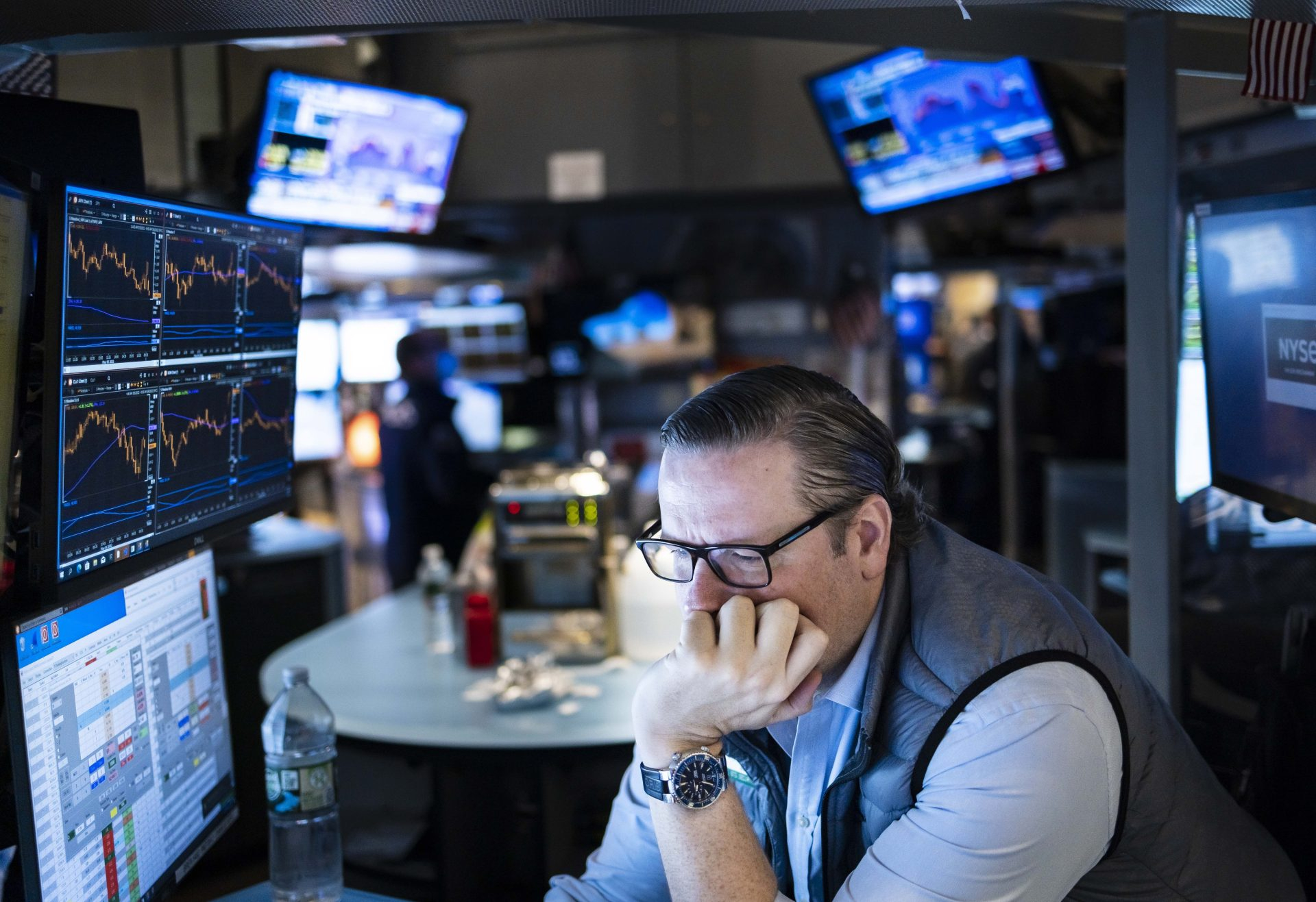 Wall Street opened in red and the Dow loses 0.93% after reports of employment and inflation