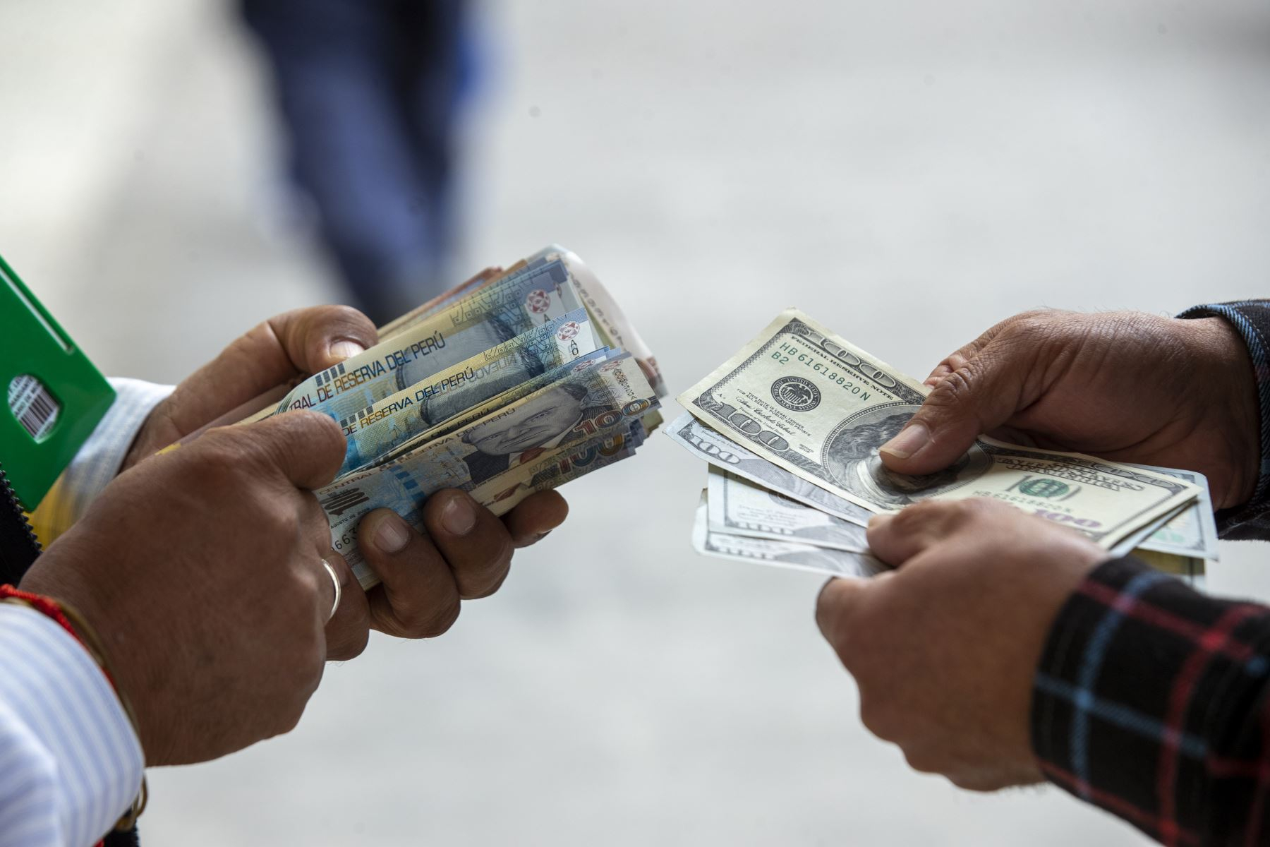 The price of the dollar opens with a slight decline and is located at S / 3.6924, this Wednesday, May 17