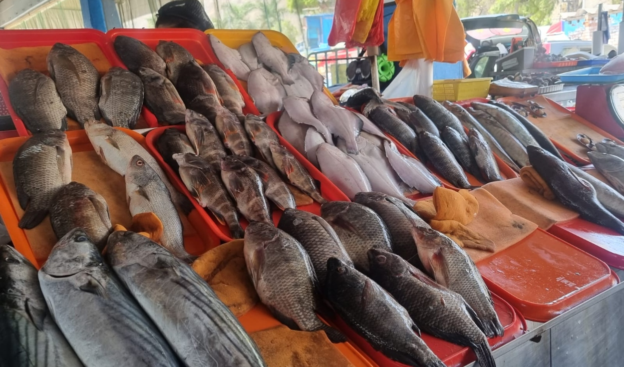 Fish price increases in the presence of abnormal waves