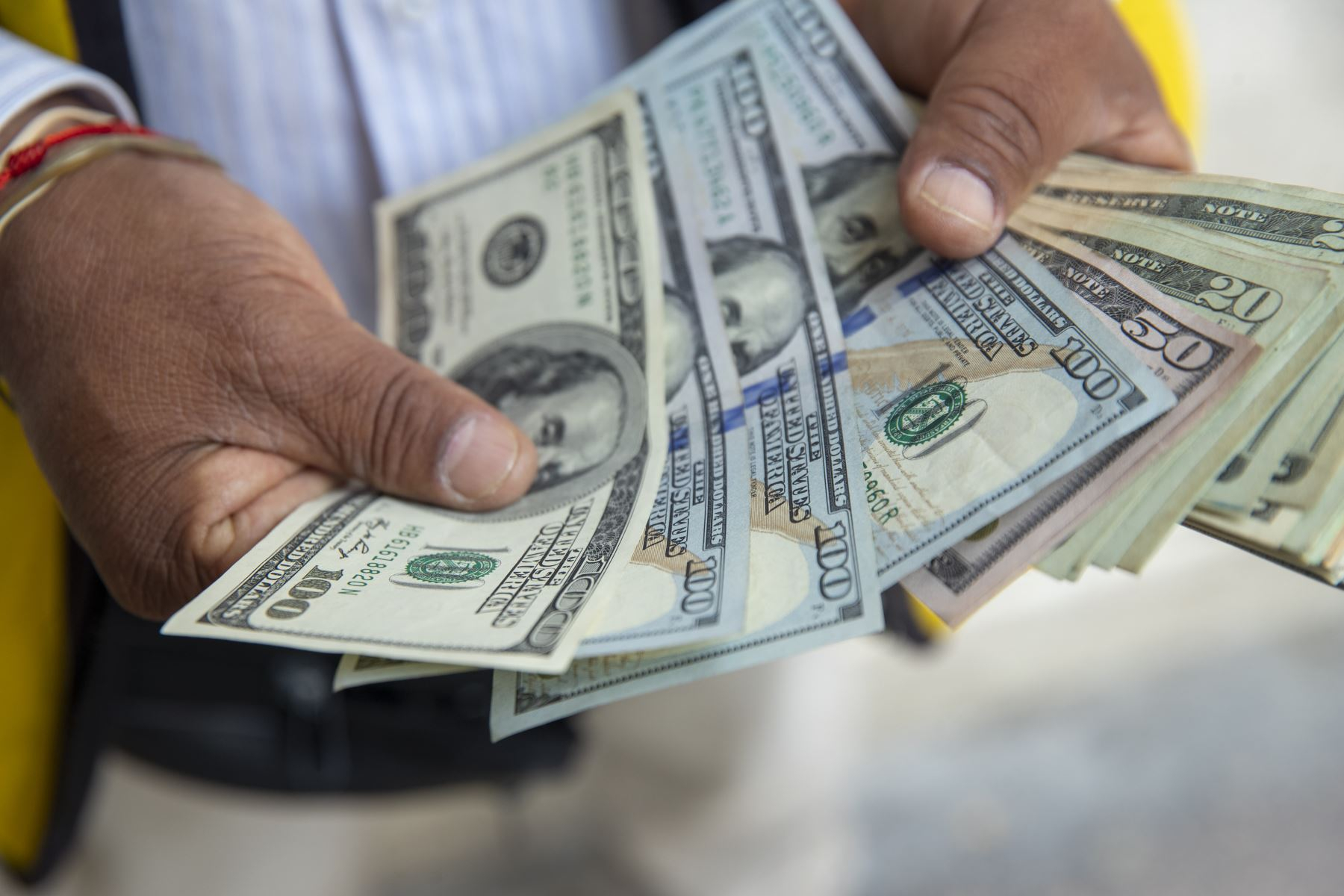 The price of the dollar opens with a slight rise and is listed at S/3.6995 this Tuesday, May 23