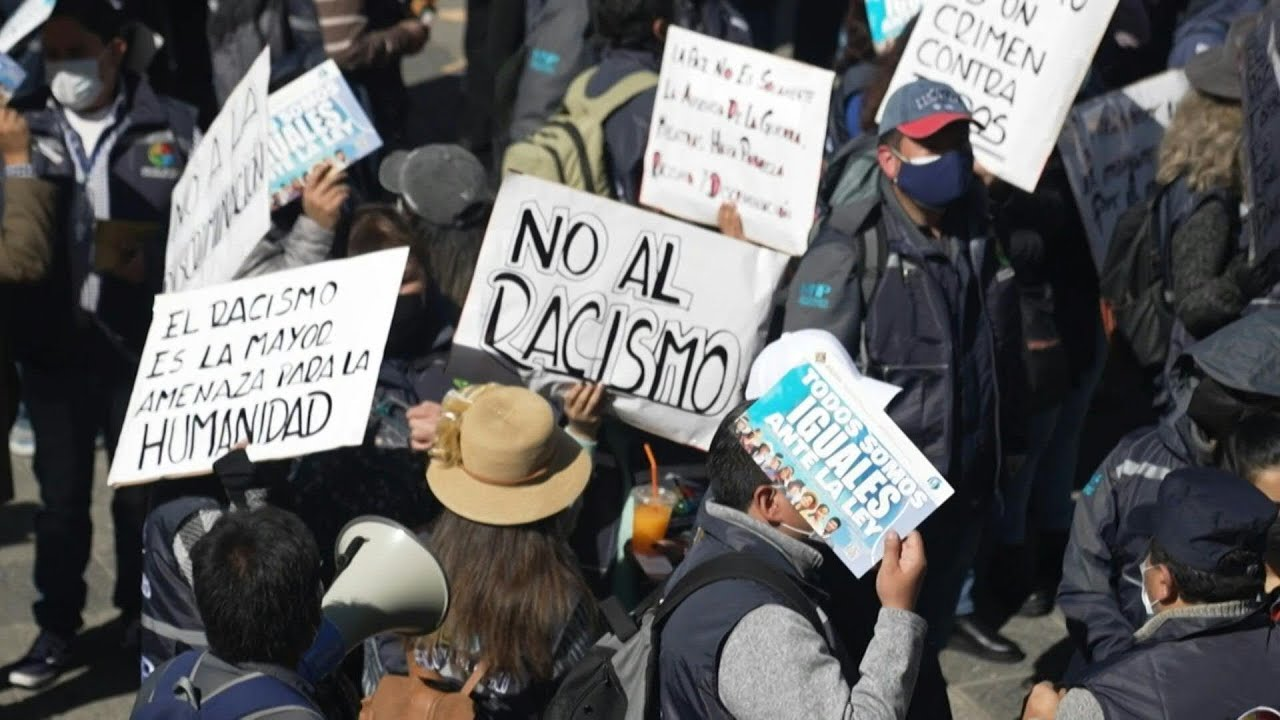 Personas protestando por el racismo que existe en Perú.