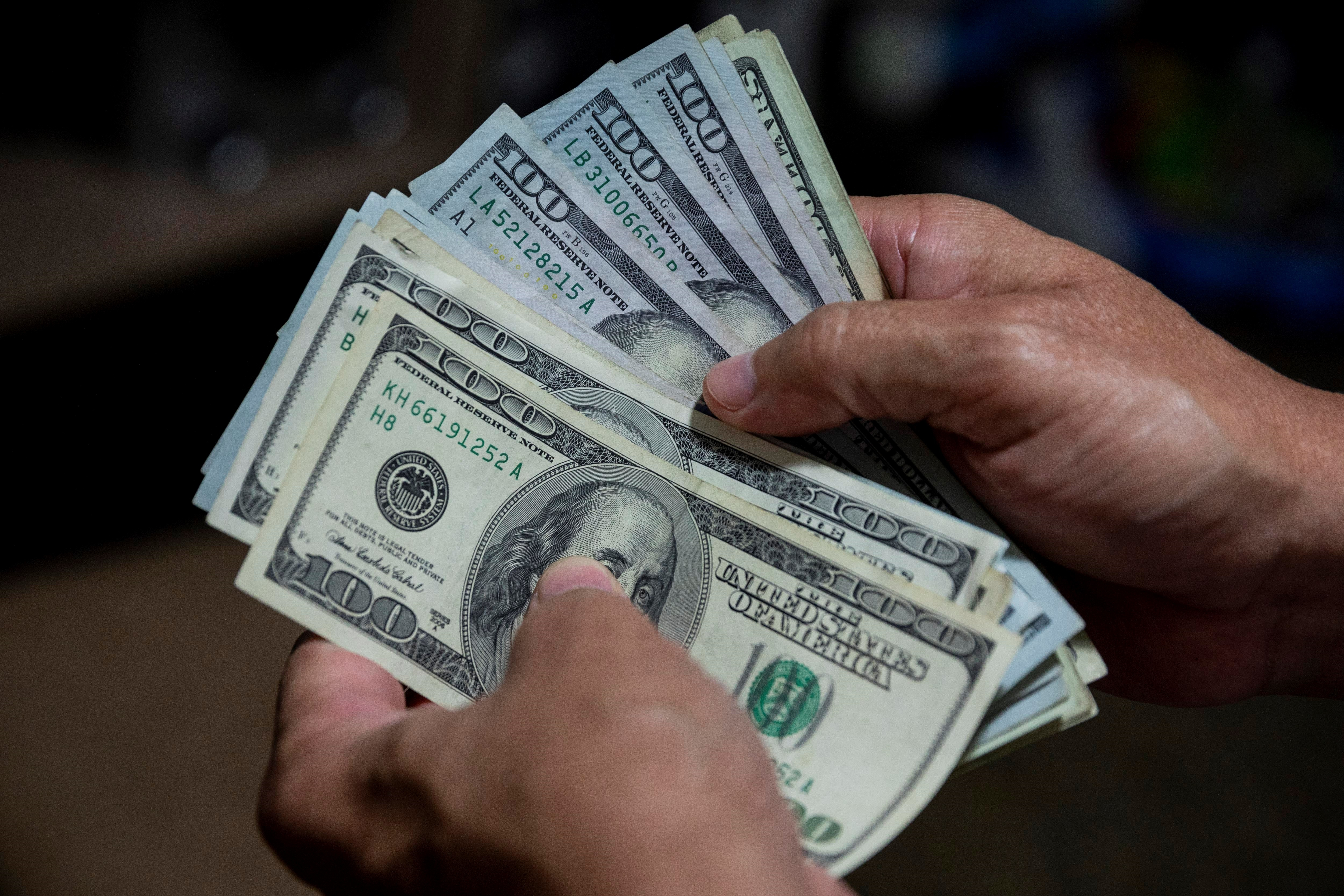 The price of the dollar closes downward and trades at S/3.6880 this Friday, June 2