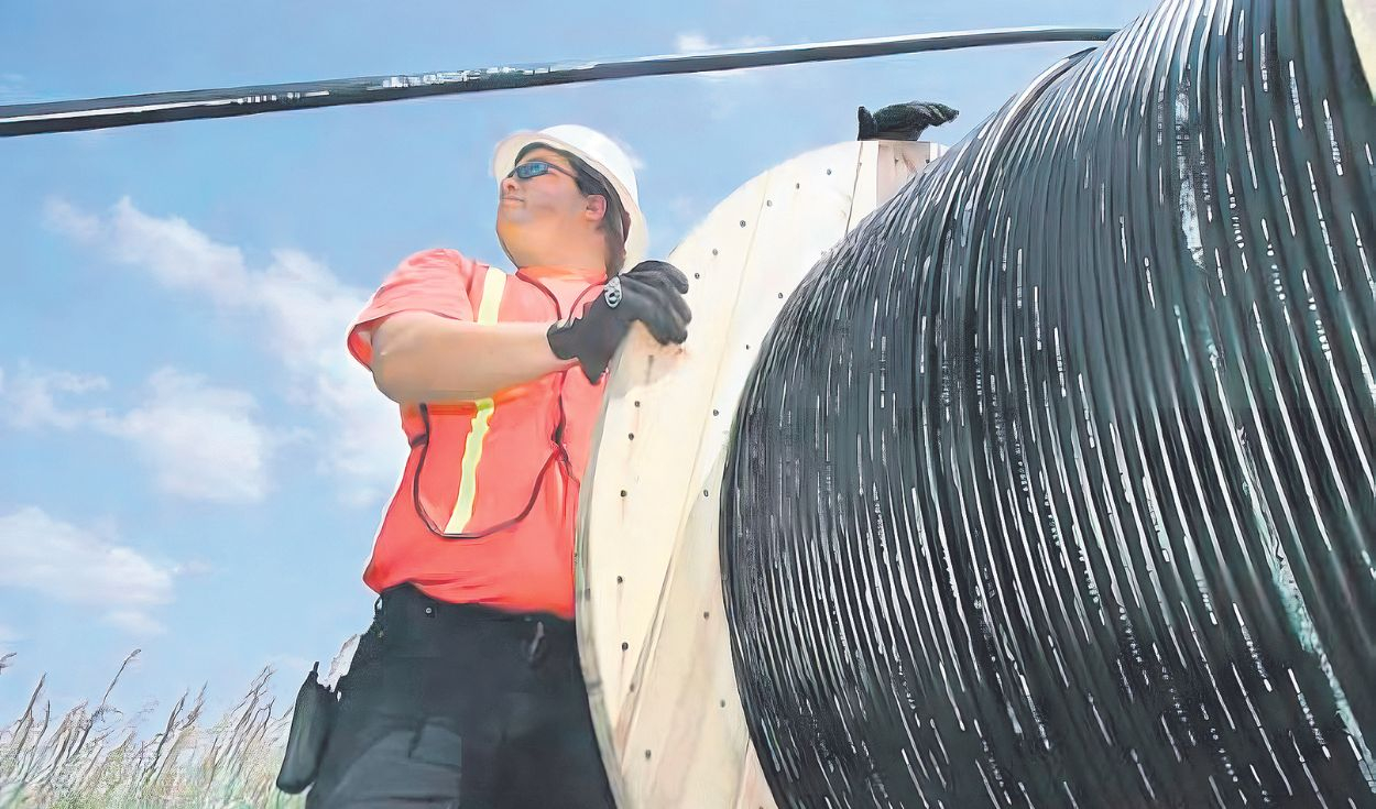 Telefónica reduces its fiber optic business to leverage debts