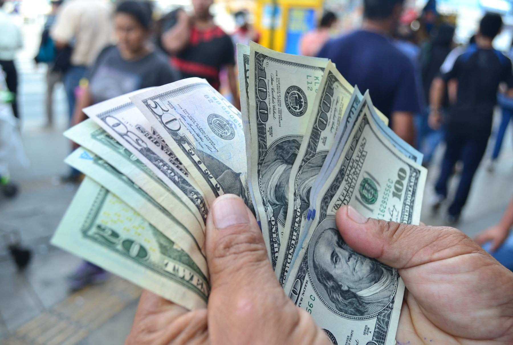 The price of the dollar opens with a slight rise and is listed at S/3.6398 this Tuesday, July 11