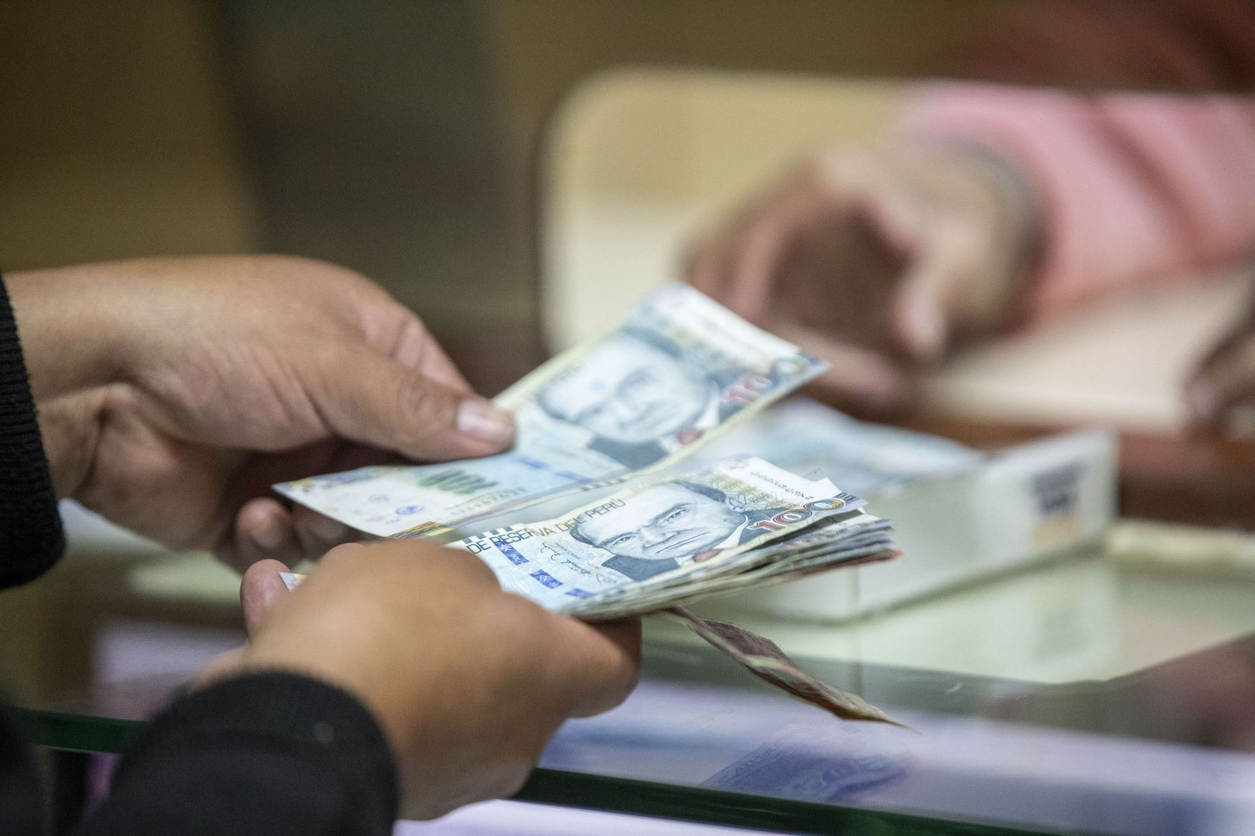 Executive approved bonus of S/300 for National Holidays to public sector workers