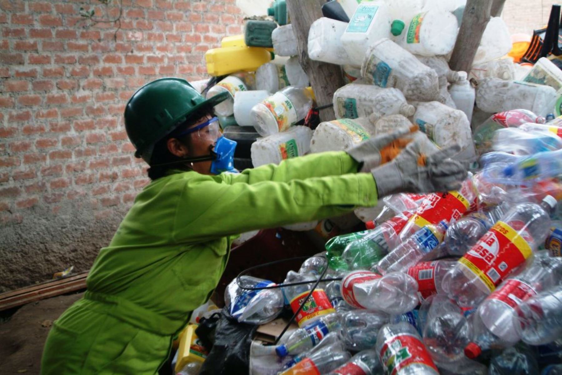 Government approves granting S/900 grant to formal recyclers