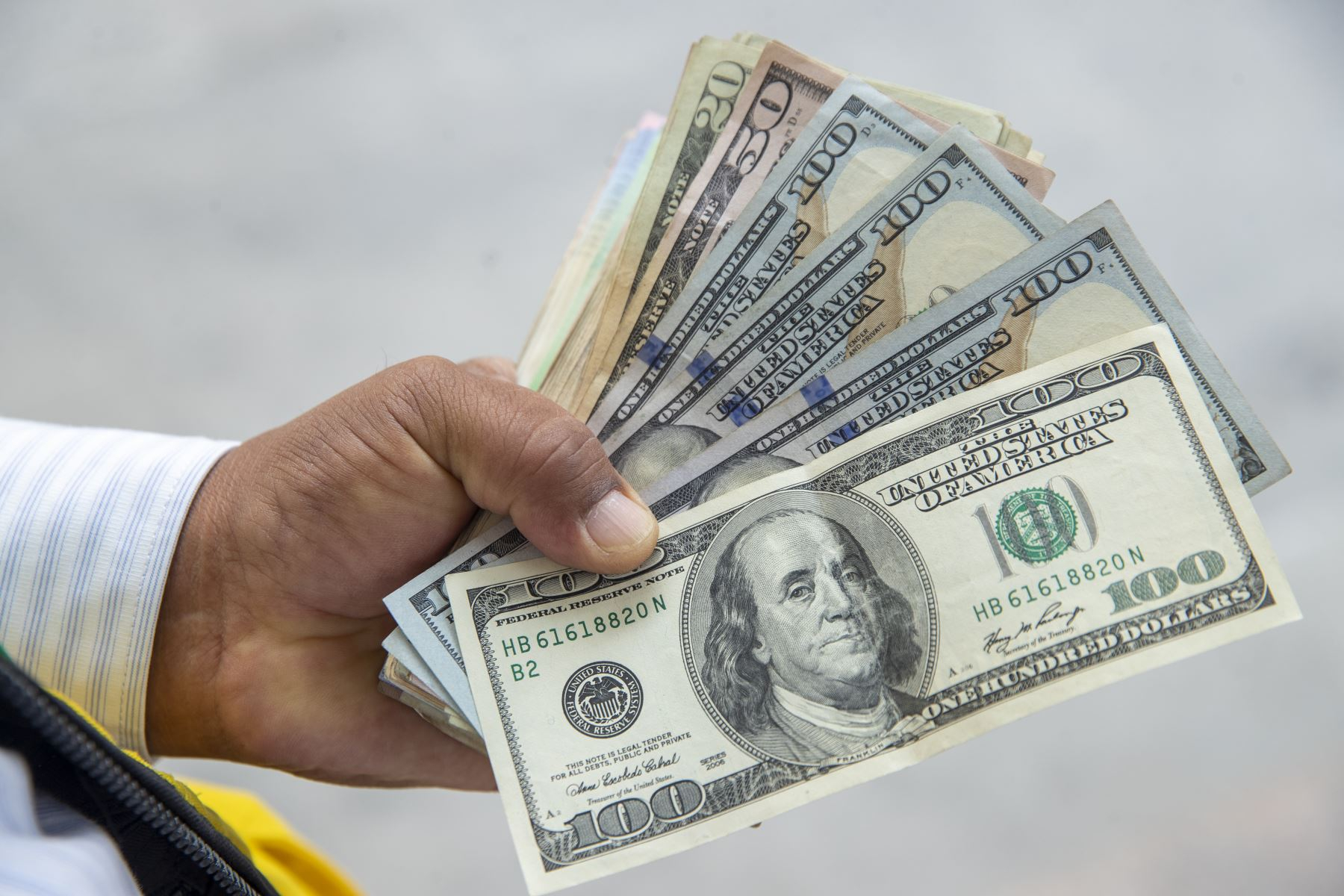 The price of the dollar opens with a slight drop and is trading at S/3.5544 this Tuesday, July 18